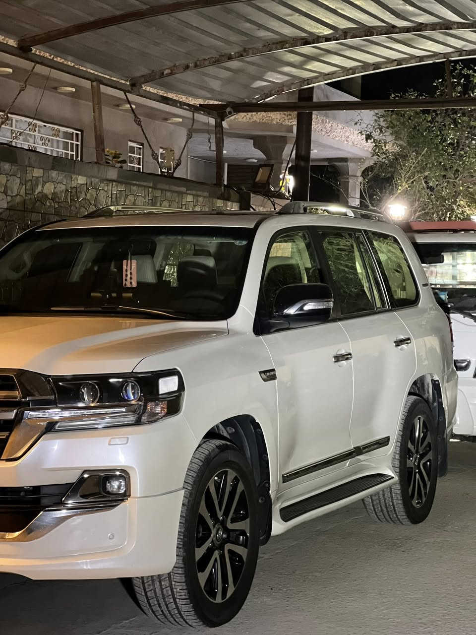 سلام عليكم للبيع لاندكروز موديل ٢٠١٩ ساز باب اول فول (ماشي (٧٠)🌺🌹🌺محرك ٨سلندر )رقم اربيل دولي سياره مكفوله من صبغ وضربه والشخوط (فتحه في السقف وبصمه وكشنات جلد وكهرباء وتحكم استيرن وتشغيل عن بعد حساسات امامي وخلفي وكامرات وشاشات عددثلاثه و٨يرباك ولاليت اسود وطفايه (امانه الله ورسول سياره مال بيت تخم تاير جديد ومحرك وكير وحداديه وكاله شركه الله شاهد سياره بجيس وبلخير على الياخذه مكانه كربلاء المقدسه الشراي يتصل (***********)(***********)والسعر ٥٤٥وبلاش للاعزاء وشكرا
