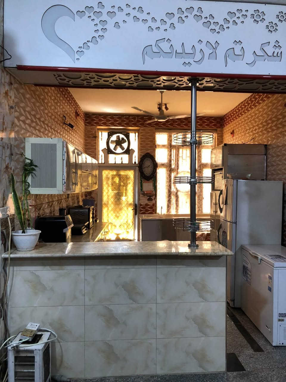 السلام عليكم دار في منطقة الامين الثانية سكينة الطابو المساحة الكلية ١١٠ متر واجهة ٧ ونص نزال ١٥ متر 
الطابق الارضي يحتوي على مطبخ واستقبال وصالة كبيرة ومجمع صحيات ومطبخ حار 
الطابق الاول غرفتين نوم وصالة ومجمع صحيات 
الطابق الثاني غرفتين نوم ومخزن ومجمع صحيات 
بناء سنة ٢٠٢٠. ارتفاعه على الشارع ٨٠ سنتيم 
البيت في حالة جيدة جداً 
 للتواصل / ***********
