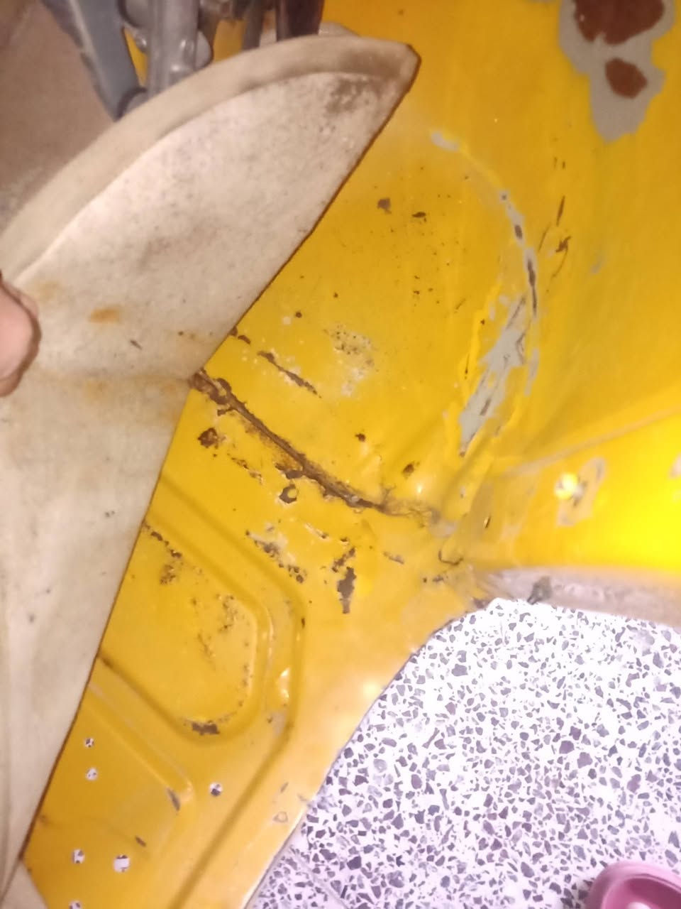 تكتك مديل 20رقم بغداد نكليزي،تحويل ثاني يوم بلاديه بيه طخات خفيفه،علبارد،مكان مدينه،سعر 6وميه وبيه مجال بصيط،***********
