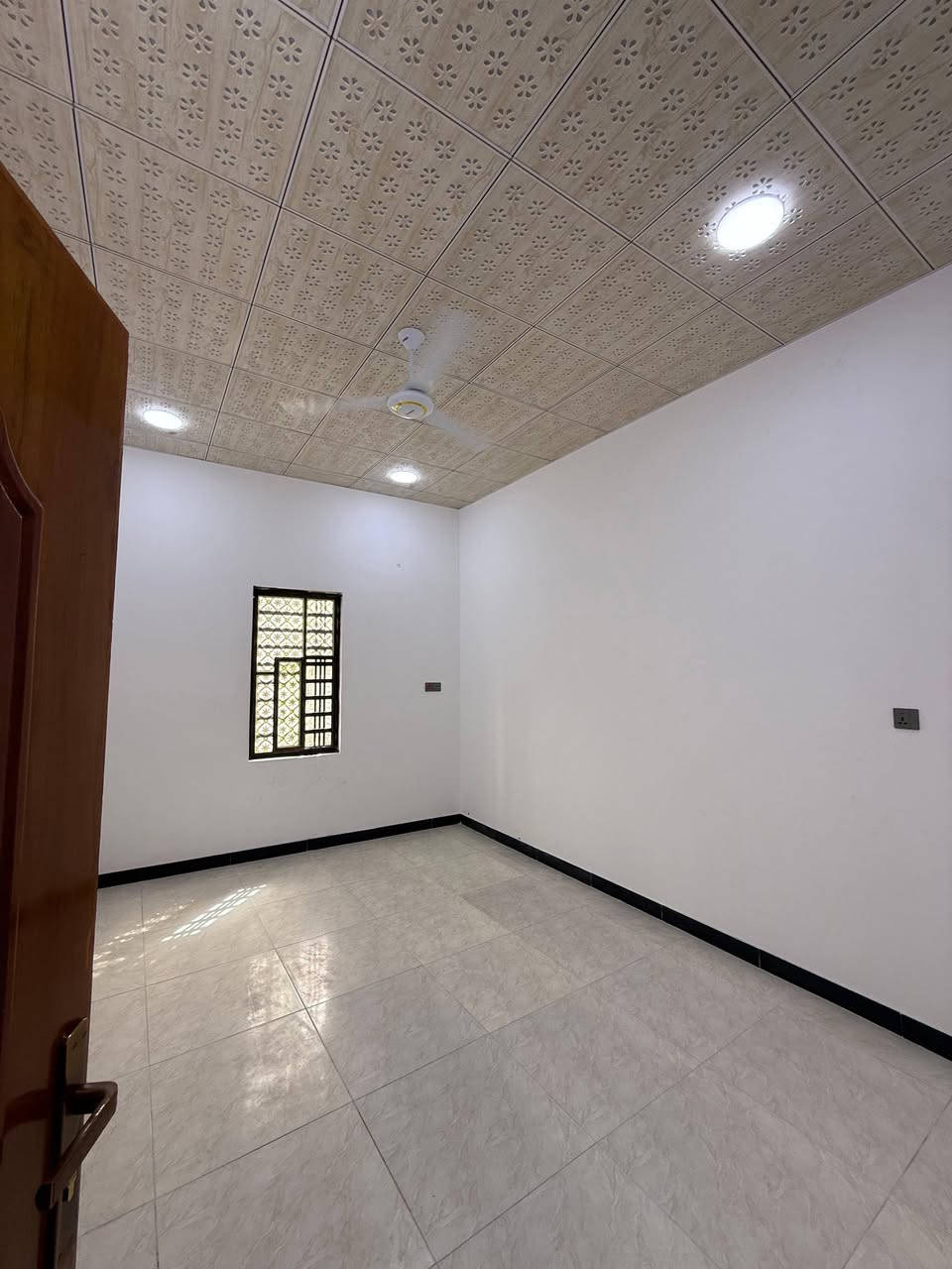 دار سكن للبيع 🏠
تستلم دارك عند المكاتبة مفتاح 🔑
تصميم مميز ملكي ( أكيد أجمل من التصوير )
#المساحة :: 120م 
الدار قريب  علا السايدين الداخل 300م
#العنوان :: إبي الخصيب - الصنكر - قرب مازن سنتر .
#يحتوي :: كراج . استقبال . مطبخ . صحيات خارجية .
صالة . درج . صحيات داخلية . غرفتين منام . مناور .
…………….
ملك صرف زراعي عراقي نموذج 25
…………….
#السعر_المطلوب :: 75مليون قابل للتفاوض .
…………….
#علماً / دار ثاني بجوار هذا الدار جاهز وبنفس وقت
للاستفسار ***********
***********
