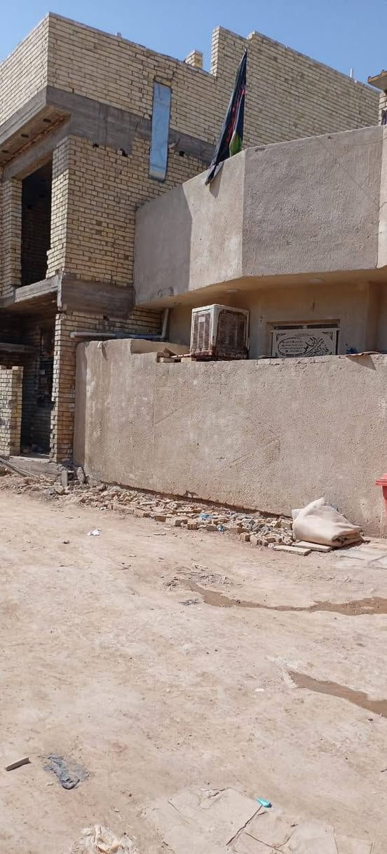 السلام عليكم
بيت 90م طابق واحد

غرفة +استقبال +صالة ومطبخ 

درج دائري بيه محجر +بيتونة على عرض الصالة 

البيت فول سيراميك وارضية كاشي موزائيك 

شبابيك + بيبان كلة تفصال ...بلديات ظباط الثانية شارع 20التبليط الفرع المقابل مجمع فدك الطبي.السعر 80 مليون وبيه مجال بسيط  .للاستفسار ***********
