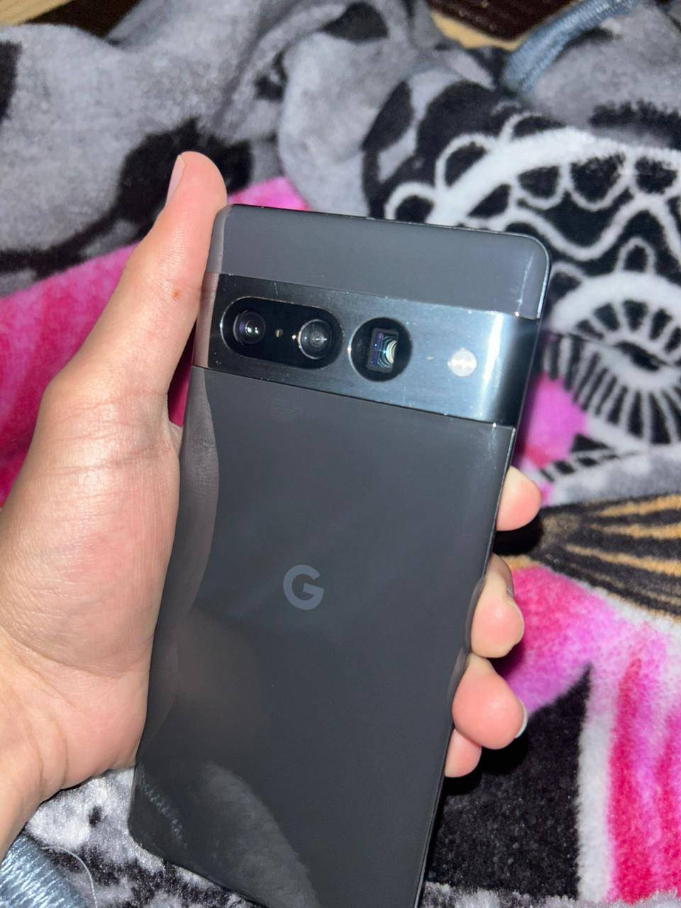 السلام عليكم ، كوكل بكسل 7 برو للبيع
مواصفات الجهاز : 
الشاشة من نوع LTPO AMOLED
معدل التحديث للشاشة 120 هيرتز 
طبقة حماية الشاشة من Corning Gorilla Glass Victus يلي هية اقوى شي بالحماية مع ميزة Always-on display 
المعالج من كوكل Google Tensor G2 بمعمارية 5 نانومتر
ذاكرة التخزين 128 والذاكرة العشوائية 12 
الكامرات بدقة 50 ميكابكسل مع دعم التركيز التلقائي بل ليزر لأن الجهاز يحتوي على ماسح ليزري 
البطارية سعتها 5000 مللي امبير 
يدعم الشحن اللاسلكي والشحن العكسي ويدعم الNFC 
يدعم اتصال وايفاي 7 احدث اصدار من الشبكات 
اما بالنسبة للصوت ف يجي ب سبيكرين واكيد حيكون صوت ستيريو 
اما بالنسبة للتحديثات ف حالياً اندرويد 16 ويدعم التحديثات الى سنة 2031 
الجهاز استخدام شخصي نضيف مابيه اي خلل 

السعر 390 مكاني بغداد حي جميلة 
متوفر واتساب فقط بدون اتصال ***********
