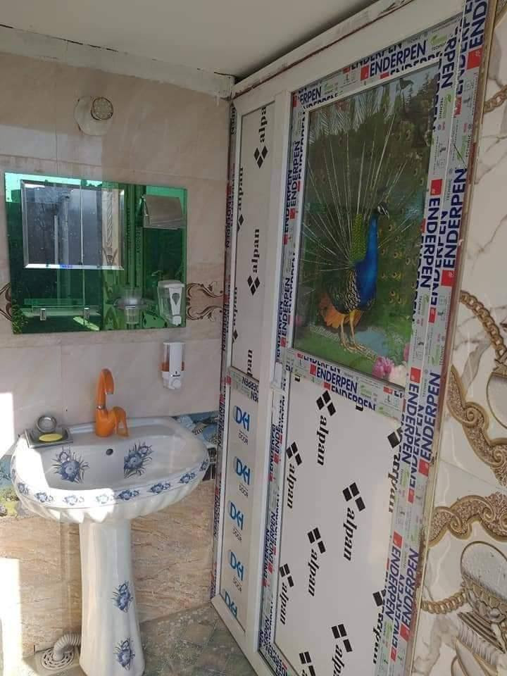 بيت للايجار او بيع سعر بيع ٥٥ 
ايجار ٣٠٠ 
موقع 
بدايه سياحي  طريق حمزه مقابل بانزين خانه سياحي قريب على شركة رنا وايضا سيطره قديمه 
كل شي متوفر يمه  للإستفسار  مراسله صفحه او الاتصال على هذا رقم ***********
