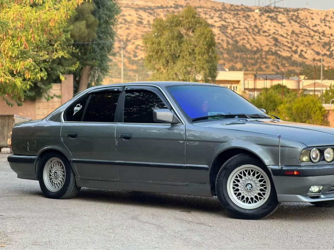 سەرەتا بەناوی اللە BMW525i مۆدیل 1991گێڕعادی ئاڕم پلاستیک هەولێر ماشااللە مەکینەی لەقوەتی خۆی بێزارە گێڕوو مەکینەو ئاڕموو ئەوەلیاتوو مووسووبڕاوەی بەشەرتە سەیارەکە زۆر پاک ماوەتەوە پشتوو پێشی کەپسەو بئ دەعمە  سەیارەکە تەبریتە بەڵام کۆمپئسەری جامە تەنجا کۆم پرئسەری دەوئ ناو فۆرمیکاو دووجام کارەباییە شاشەئای پادوو ئم پی فایەرە سەیارەکە کامل دەستکاریە تەنها بۆجوانی حیزام کراوەتەوەو سەقفی بئ سبووغە سەیارئکی تووندوو تۆڵەو کارەبایی گشت گیانی بەشەرتە چوار ویل حەسیری لۆکی لەژێرە  لایت ئەڵقەو دەعامی پشتوو پێشی ئمە یەک دنک غایسی نیە سەیارەکە ئی دەست ماڵان بووەو ئی دەست گەنجوو مەعرەزان نەبووە ماڵێکی جائیزوو ڕێکوو پئکە داوای ٤٠$مەعامەلەیەکی برایەنە لەشاری کۆیەم.
ژ.م(***********)
ژ.م(***********)واتس ئاپ ڤای بەر لەخزمەت گشت لایەک دام. أربيل, العراق
