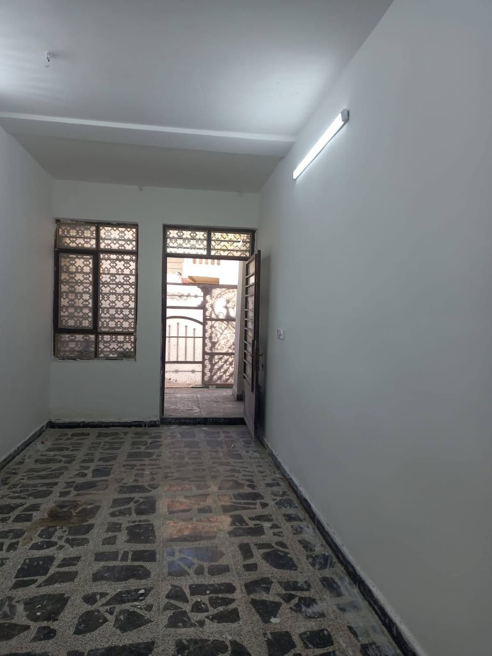 الله مصلى على محمد وآل محمد دار للبيع في منطقة البلديات الصحفيين المساحة ٦٠م طابو قرب مطعم علاوي ابو الشربت حديث ثلاث غرف نوم وثلاث صحيات للاستفسار الاتصال على الرقم ***********
