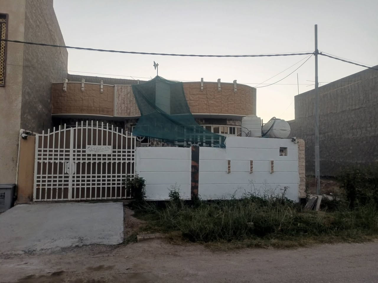 دار للبيع المساحه 200 م طابقين العنوان حي المشتل مقابيل المدرسة الهيكل بيت جديد طابو صرف با اسمي ونضيف على شارع عريض بصف الركن للاستفسار الاتصال على الرقم ‏‪***********‬‏ يرهم مراوس بأرض زراعيه وبيه بيت قريبه داخل المحاويل
