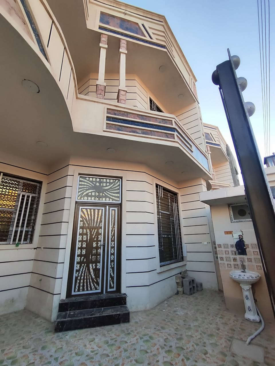 بيت للبيع طابو صرف مساحه 150 متر السكنيه حي المهندسين ثلاث قرف نوم مطبخ وصاله وستقبال السعر 110 بيه مجال  ***********
***********
