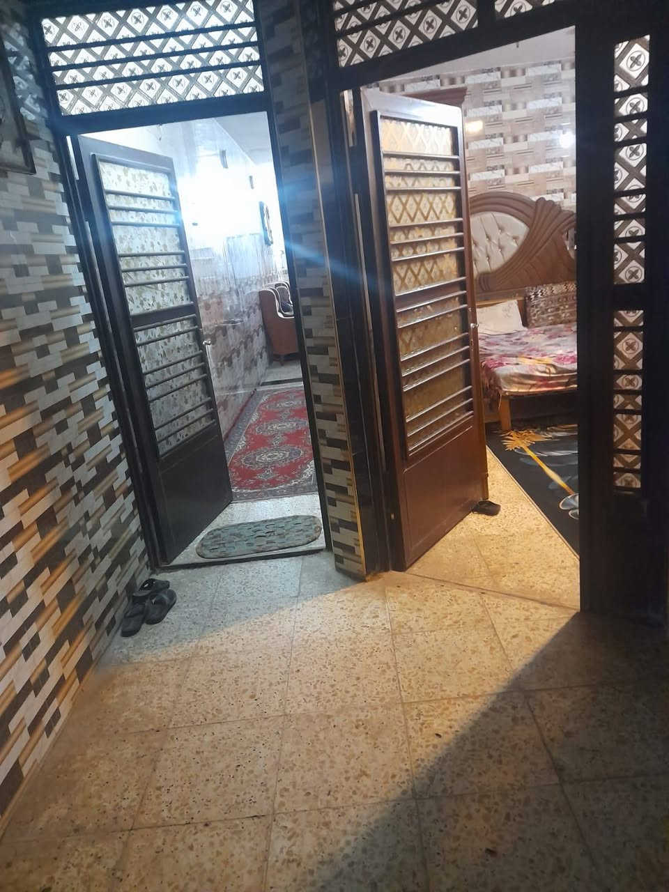 السلام عليكم بيت 100 متر طابق واحد مسلح رفت يحتوي على غرفه استقبال وحولي ومطبخ وغرفه كبيرة وصحيات داخلي وخارجي وفوك سطحين يصيرن غرف 
‏خدمات كلهه كاملة مي مجاري رئيسي وتبليط للعلم بيت نعوف بي غراض من ضمن سعر البيت تانكيات ثنين وسخانات ثنين وماطور مي والنت....موقع الشعلة الدوانم بشارع الجامع الاخضر السعر 90 وبي مجال ***********
‏

