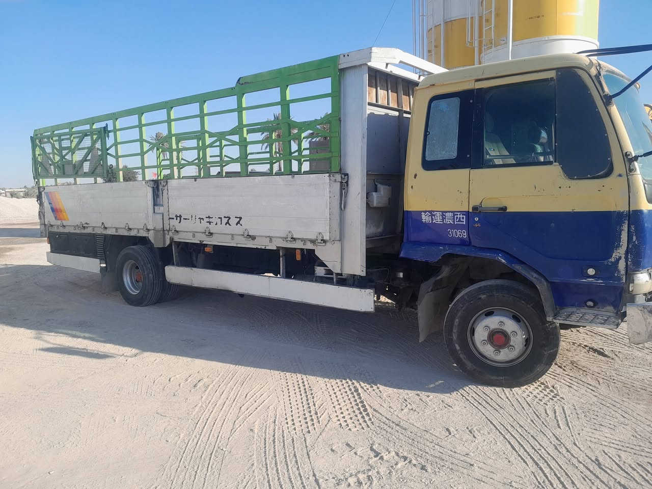 هينو نيسان للبيع طول ٦ وربع بلادي مكينه ١٢ ولف رقم واسط سنويه ماصاقطه ***********
