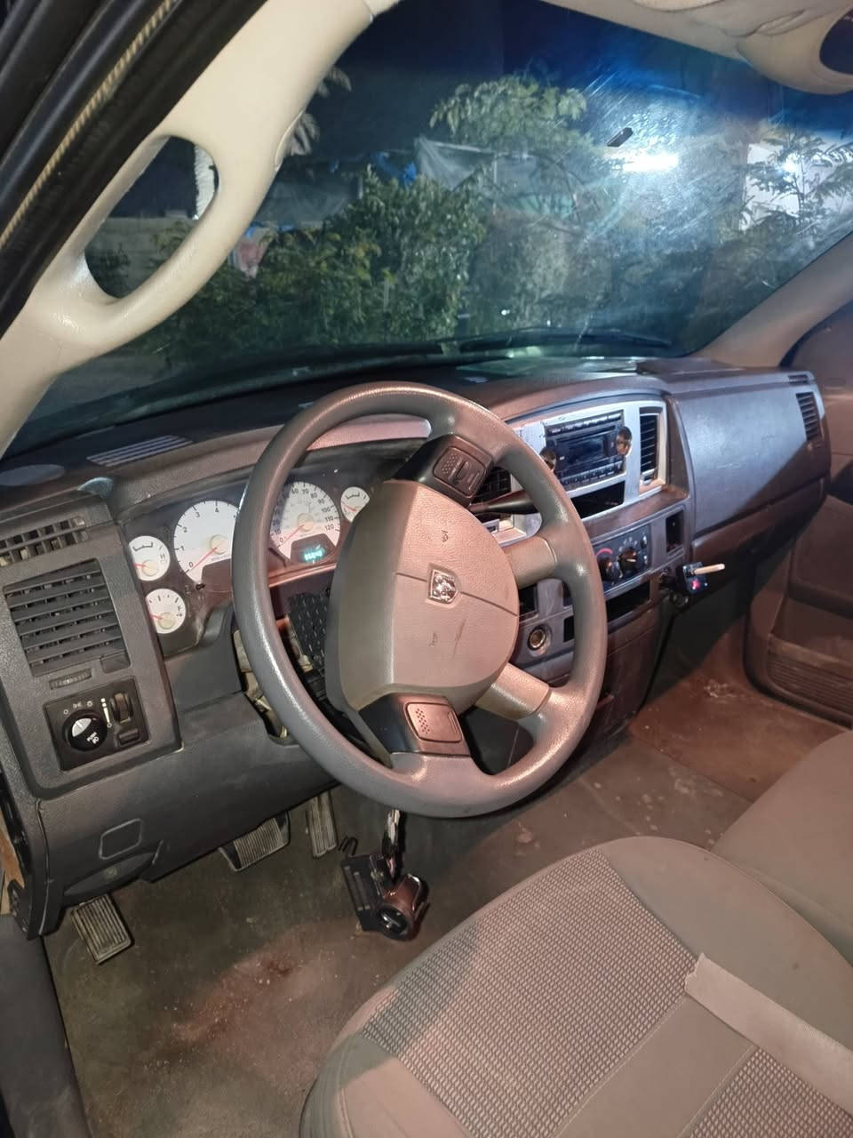 السلام عليكم دوج رام كلاسيك 2007 السياره لحد الان ماشيه 37 فقط ماكينه 8 سلندر سياره سياره مال جنيه سياره كانت متروكه اجمل سياره داخله دخول رسمي السياره اوراقه كامله من الفيس مكان الرمادي الاستفسار 
 ***********
