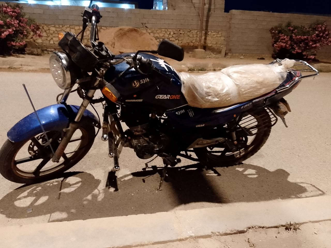 سلام عليكم
بيع مستعجل 
موطور سايم موديل 16 سعر 475 قفل 
محرك كير خير من الله 
اتصال ***********
