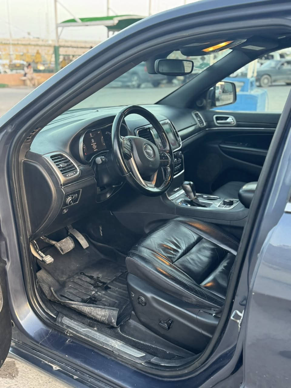 سلام عليكم
جيب كراند شيروكي 2020 مرقم اربيل تحويل او وكاله 
فول مواصفات المتد 
رادارات جانبيه 
حساس امامي خلفي 
كشنات جلد تدفئة تبريد 
كشنات خزن ميموري 
تحكم ستيرن 
شاشة كار بلي 
ماشيه 70 الف حقيقي 
السياره ماناقصها اي شي حداده وتخم تاير جديد 
4 انضمه قيادة فور ًيل 
سبورت
السعر 190
***********
