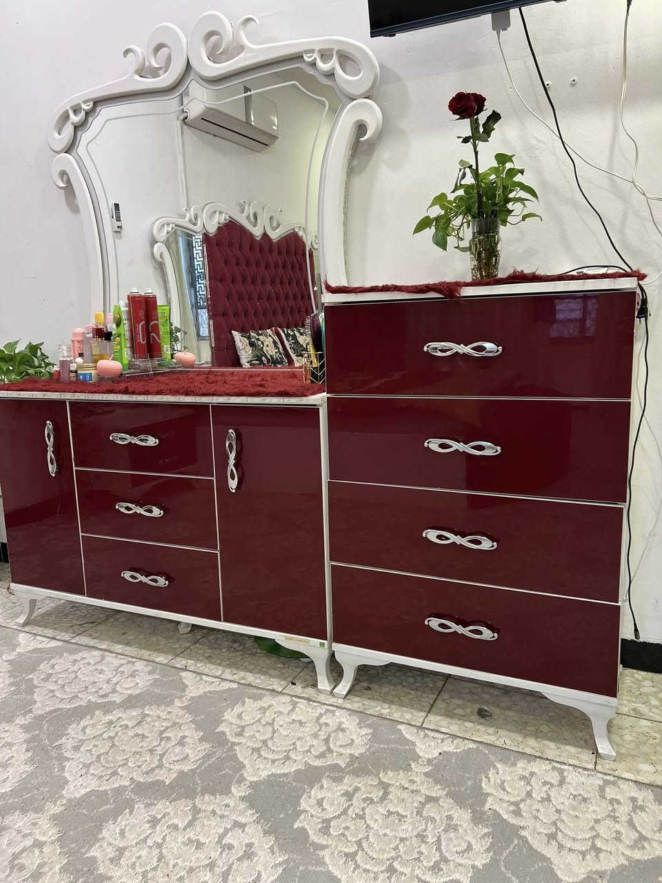 غرفه نوم تركي للبيع  نظافتها واضحه بالصور فقط ميز الجرارات يرادله سجج جديده الباقي كله نظيف و الجربايه مو حدايد مبدلتهن بصوميه عراقيه ثكيله توصاه وبيها مرايه قياقه بس مفصختها و ضامتها ف مصورتها لان مكان ماكو للمرايه وشلناها والتصوير بدون اي فلاتر سعرها 500 قفل مكاني بغداد


**إذا كنت صاحب هذا الإعلان وتريد حذفه لأي سبب، رجاءا أرسل رسالة إلى الدعم الفني**