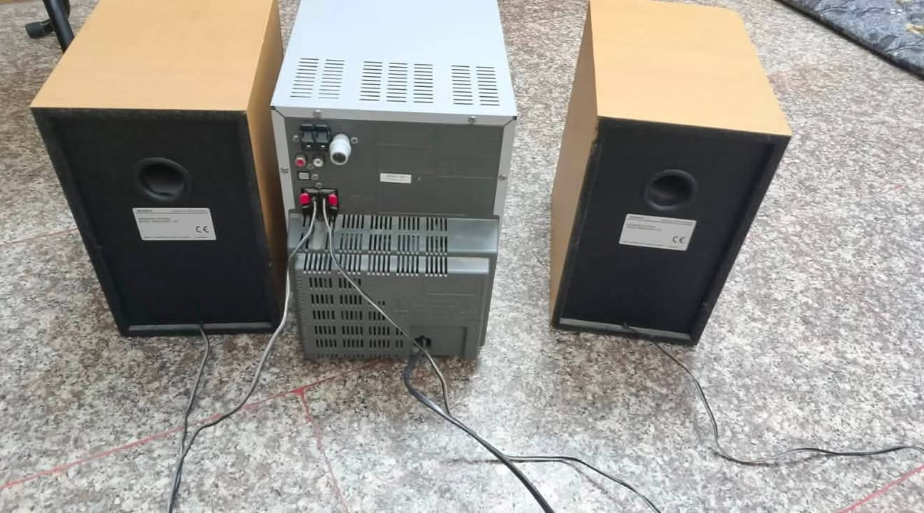 ميني سستم سوني 220 فولت
كامل مع سماعات 2 والريمون مالته والكتلوك 
يشغل اوكس و قرص و fm و كاسيت شغال كله نظافه ١٠٠٪؜ سعره ٨٥ 
مكاني بغداد الطوبجي ***********
