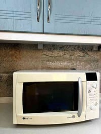 ميكروويف  ماركة LG   للبيع مستخدم قليل جداً السعر 250 وبي مجال الاتصال...