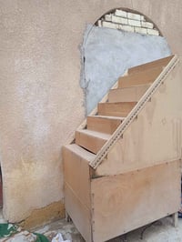 هذا الچمبر أو الميز للبيع يرهم للعطور او للجكاير يرهم ع كل شي مامستخدم...