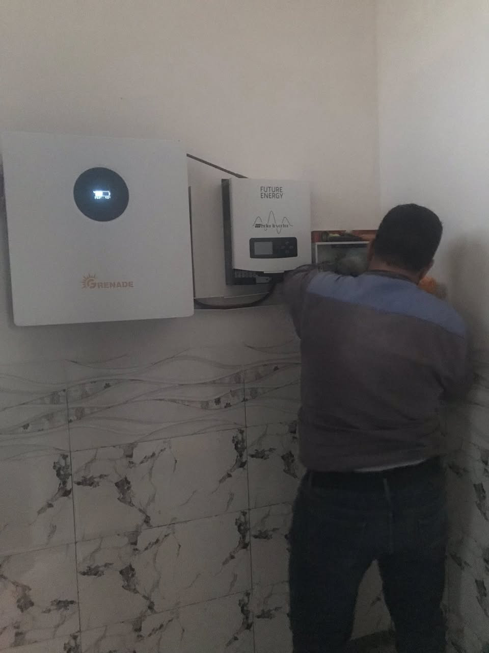 تم بفضل الله تركيب منظومة طاقة شمسية 
للأخ محمد في ناحية القيارة قرية العوسجه 
بواقع 6 امبير نهاري وا 5 امبير ليلي 
تضمنت ملحقات هذه المنظومة 
باتري ليثيوم گريت ضمان 5 سنوات 
اللواح جينكو 620 واط ضمان 15 سنه 
انفيرتر ضمان 1 سنه وصيانة لمدة سنه مجانآ 
أفضل الاسعار واعلى جودة للاستفسار والطلب العنوان 
ناحية القيارة مقابيل صيانة الكهرباء مجاور معرض خال اجبور 
البيع نقد وتقسيط بدون مقدمه على 18 شهر 
للتواصل والاستفسار 
*********** مهند الشاحوذ 
*********** وسام العيد 
مكتب طاقة المستقبل
