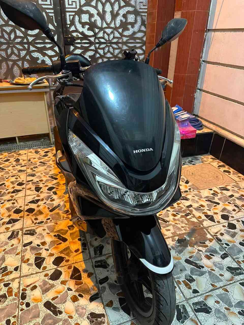 السلام عليكم PCX Honda جيل الثاني مكينة 125 ياباني
للبيع فقط صالها شهر من نازلة من الرمبة اوراقه كاملة 
كفالة عامة من كلشي تاخذة من البيت ماشية 20 
السعر 18 ونص وبيها مجال قليل الشراي يتواصل واتساب فقط 
***********العنوان بغداد ام الاكبر ولغزلان
