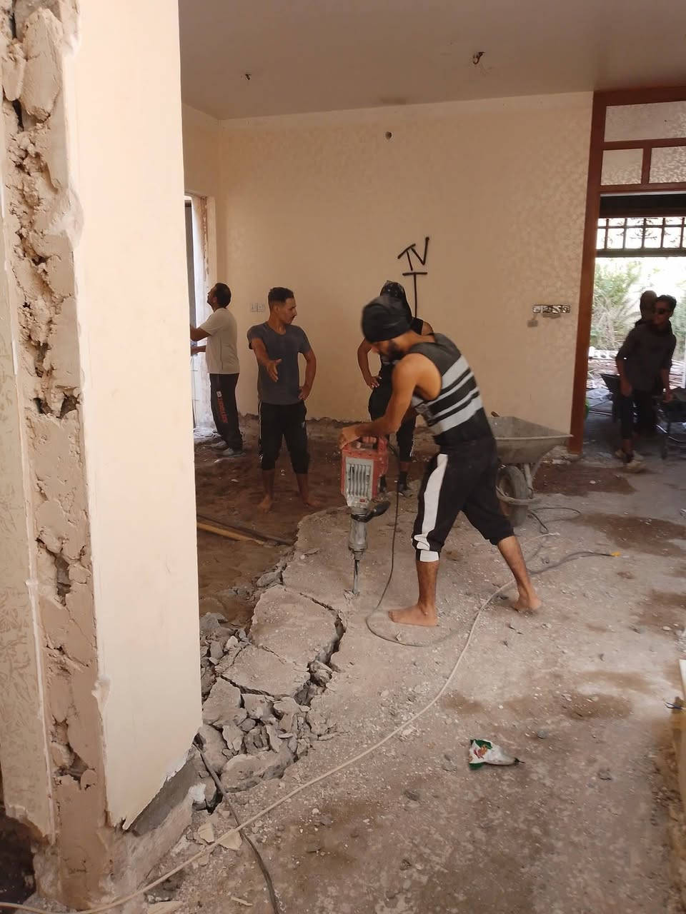 سلام عليكم  / يوجد كادر عمل جاهز/ تصعيد مواد/ تنضيف بيوت/ تفليش/ تكشيط/ تنضيف حدائق/ دفن نهري  / شقلنه ليل ونهار   /ومعداتنه جاهز/ ماعليك بس تصال على رقم  /     ***********
