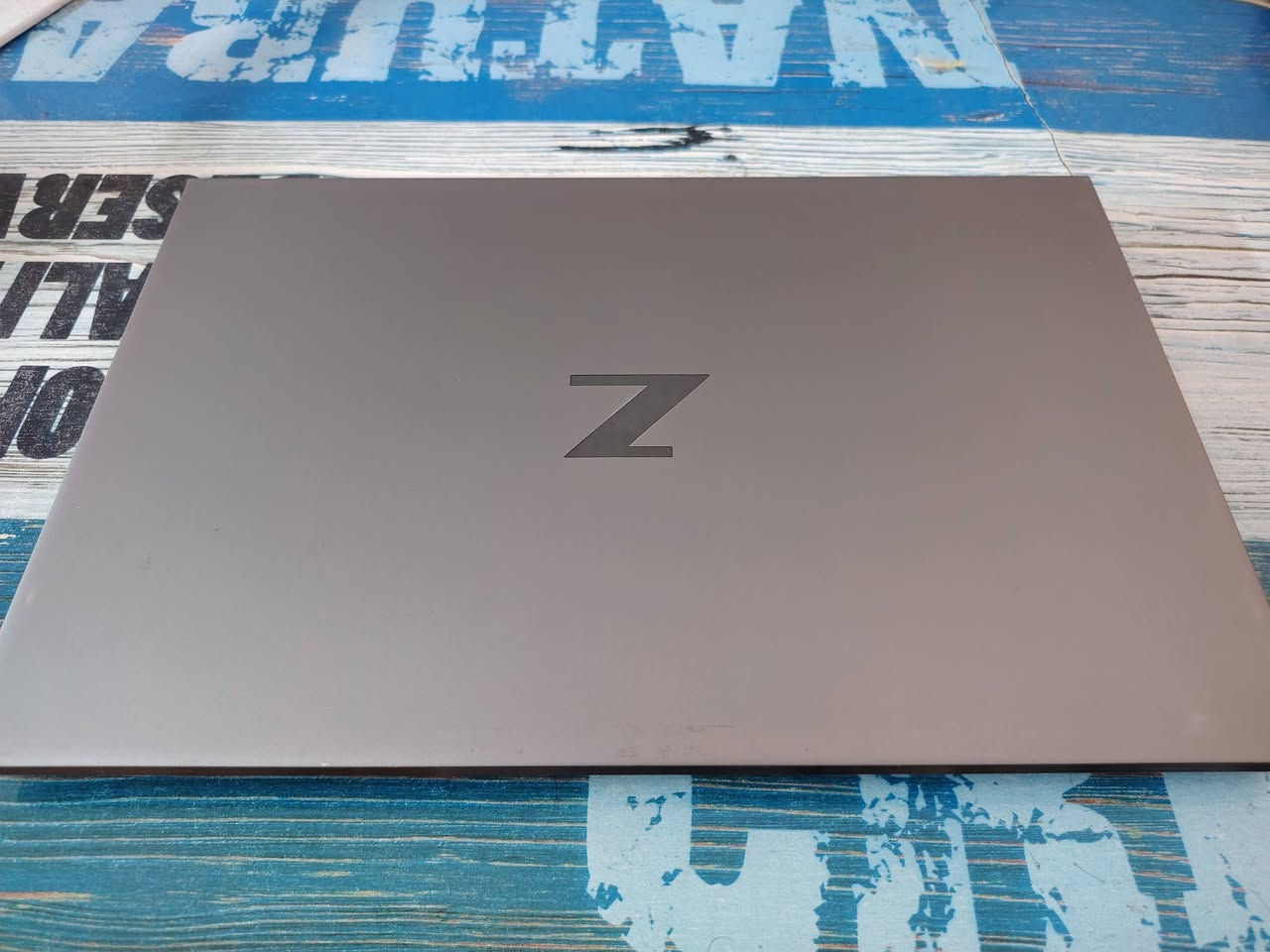 . 850 قفل مابيهة مجال
الموديل: HP ZBook Studio G7 Mobile Workstation. 

المعالج: Intel Core i9-10885H. 
8 أنوية / 16 خيط معالجة
التردد الأساسي 2.40 GHz
يصل إلى حوالي 5.3 GHz مع Turbo Boost. 

الرام: 32 GB DDR4. 

كرت الشاشة المنفصل: NVIDIA Quadro T2000 Max-Q 4GB. 

كرت الشاشة المدمج: Intel UHD Graphics. 

التخزين: SSD Samsung NVMe بسعة 1 تيرابايت (954 GB فعلياً). 

النظام: Windows 10 Pro 64-bit

مكاني بغداد الدورة
واتساب 7777659532


**إذا كنت صاحب هذا الإعلان وتريد حذفه لأي سبب، رجاءا أرسل رسالة إلى الدعم الفني**