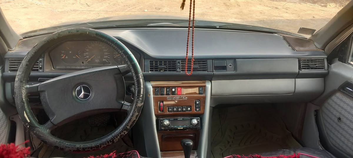 السلام عليكم رمضان كريم مارسدس دب موديل ٨٦ رقم انكليزي بسمي هزه جديده سنويه جديده سياره مقبوله كهربائيات كامله غرفتها نظيفه ويل كب تخم ٥ تخم تاير سياره جاهزه كير ومكينه خير من الله السعر ٣٨ وبيها مجال للطيبين مكان السياره واسط كوت الاحرار اتصل وبيك خير ودلل ***********
