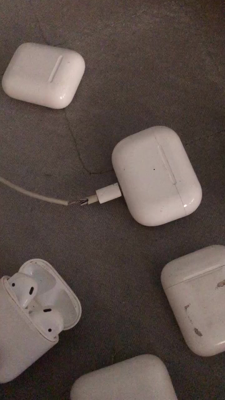 السلام عليكم ايربودات اصليات جيل ثاني وحده ثالث ابيع فحم شرط اصليات  تخليهن على شحن يشحنن بس ماعرفنا نربط ميربطن على سامسونج عدد القطع 6السعر 65 الف شلع عنواني بغداد بنوك ***********
