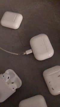 ايربودات اصليات جيل ثاني وحده ثالث ابيع فحم شرط اصليات  تخليهن على شحن...