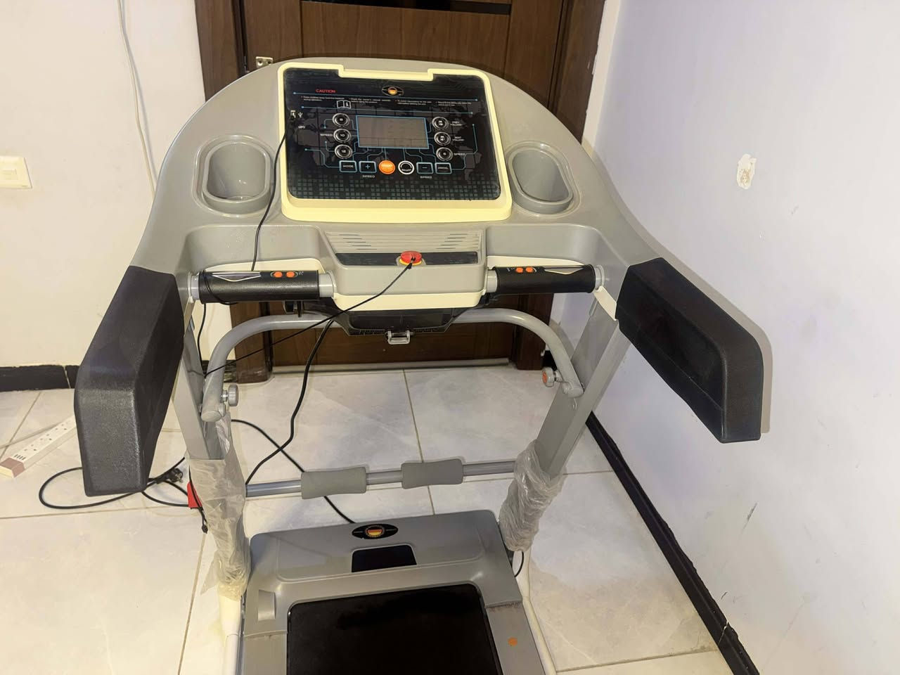 للبيع: جهاز ركض منزلي Super Master Fitness
الجهاز نظيف جداً وبحالة ممتازة اخو الجديد
جهاز متكامل (Multi-function): مزود بجهاز مساج وهزاز كهربائي مدمج بقوة 60 واط (مع حزام التخسيس) لتدليك العضلات وحرق الدهون بعد الجري
💰 السعر: 300 الف (وبيه مجال للطيبين).
📍 المكان: [تكريت]
📞 للتواصل: [***********
