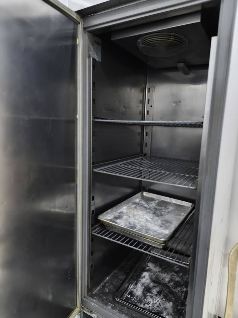 للبيع طقم معدات مطعم متكامل وبحالة ممتازة نظيفة جداً وجاهزة للعمل فوراً)
‏
‏1_فرن (ذكر النوع: غاز/كهرباء): توزيع حرارة ممتاز وشغل مرتب.
‏2_عجانة (قوية وعملية وسريعة).
‏3_ثلاجة عجين (تبريد مثالي للمحافظة على جودة العجين).
‏4_ميز للمواد وللعجين
‏5_ ميز للكاشير
‏6_ رفوف للمواد
‏📞‏للتواصل : *********** واتساب ايضا متوفر
