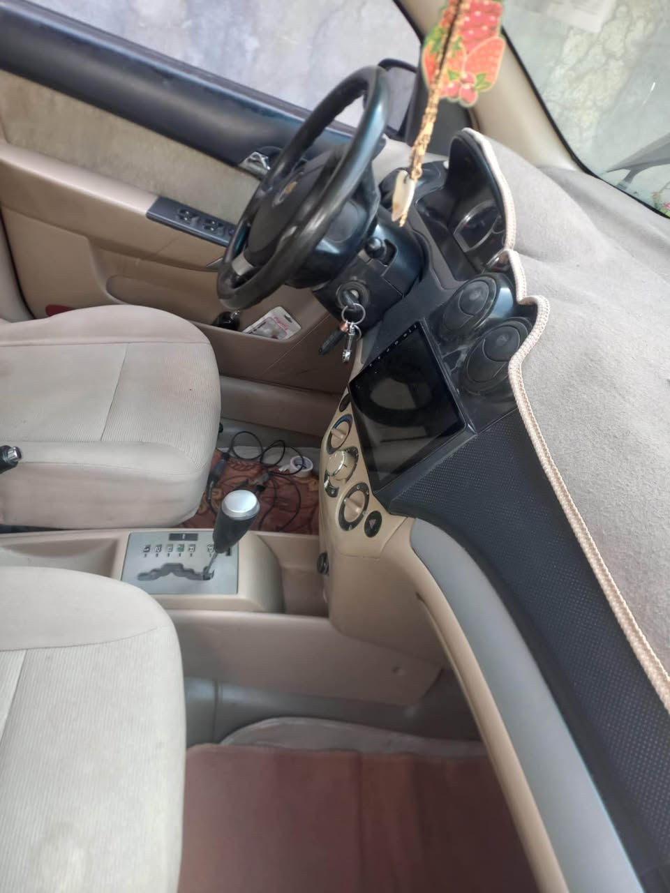 ئەڤیۆ ٢٠٠٧.  
یەک دەرگا بۆیاخە بێ ناوگرتن تەنانەت دەعامیش بۆیاخ نیە 
ئۆتۆماتیک مەکینە گەورە. تەبرید سارد و گەرم مەزبوت
ناوزەرد فول مواسەفات. سەنەوی تازە
سەیارەکە کەم ڕۆشتوەو هەموو گیانی لەسەر دەقی شەریکە ماوەتەوە لە سلێمانیم. 
نرخ. ٦٣
ژمارە. *********** Singapore
