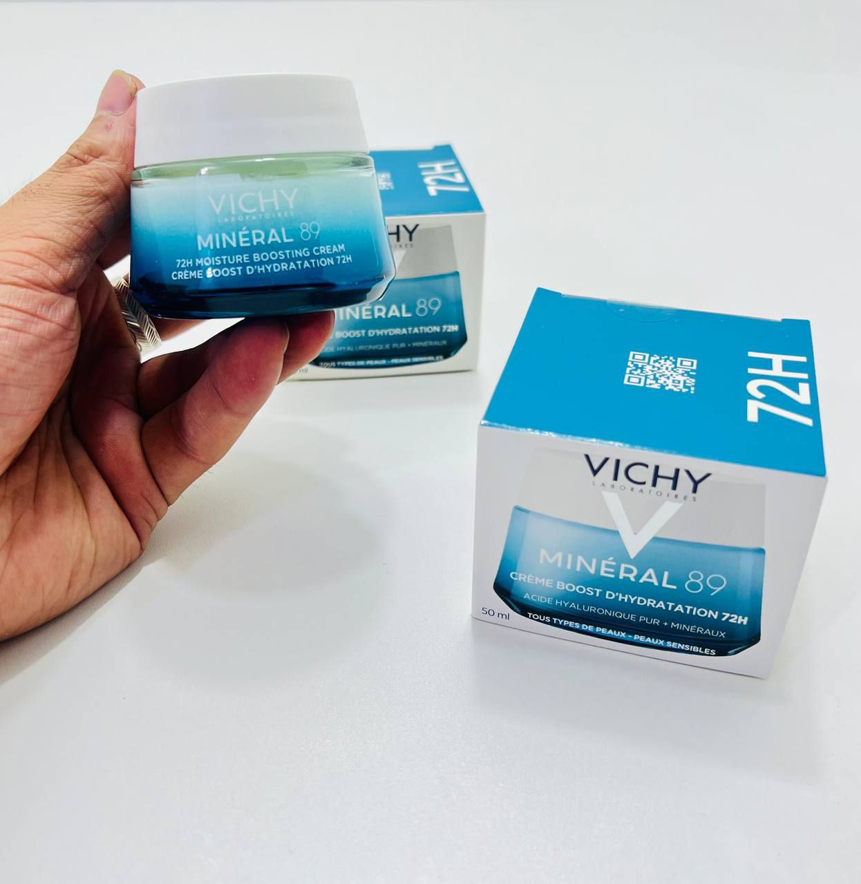 Moisture Boosting Cream، 🎀
  كريم مرطب يومي من فيتشي مصمم لتعزيز رطوبة البشرة وتقوية حاجزها الواقي. 🫶🥹
ترطيب طويل الأمد  يوفر ترطيباً مكثفاً يدوم حتى 72 ساعة.⚡⚡
تقوية حاجز البشرة  يساعد في استعادة وتقوية حاجز الرطوبة الطبيعي للبشرة بنسبة تصل إلى 100% عند استخدامه مع السيروم من نفس المجموعة.
قوام خفيف يتميز بتركيبة خفيفة وسريعة الامتصاص لا تترك أثراً دهنيًا أو لزوجة على البشرة.
مناسب للبشرة الحساسة التركيبة خالية من العطور، الكحول، والسيليكون، وتم اختبارها تحت إشراف أطباء الجلد.
المنشأ ~ فرنسا 🇫🇷#الاصلي_100 
سعـر الـقُطعة/ 15
سعـر القُطعتين / 25
الـتـوصيل لـبغداد 4 وللمحافظات 6
﹏﹏﹏﹏﹏﹏˚ 𓇼𓈒𓏸🎅🏻⋆⭒˚♥𓇼𓈒


**إذا كنت صاحب هذا الإعلان وتريد حذفه لأي سبب، رجاءا أرسل رسالة إلى الدعم الفني**