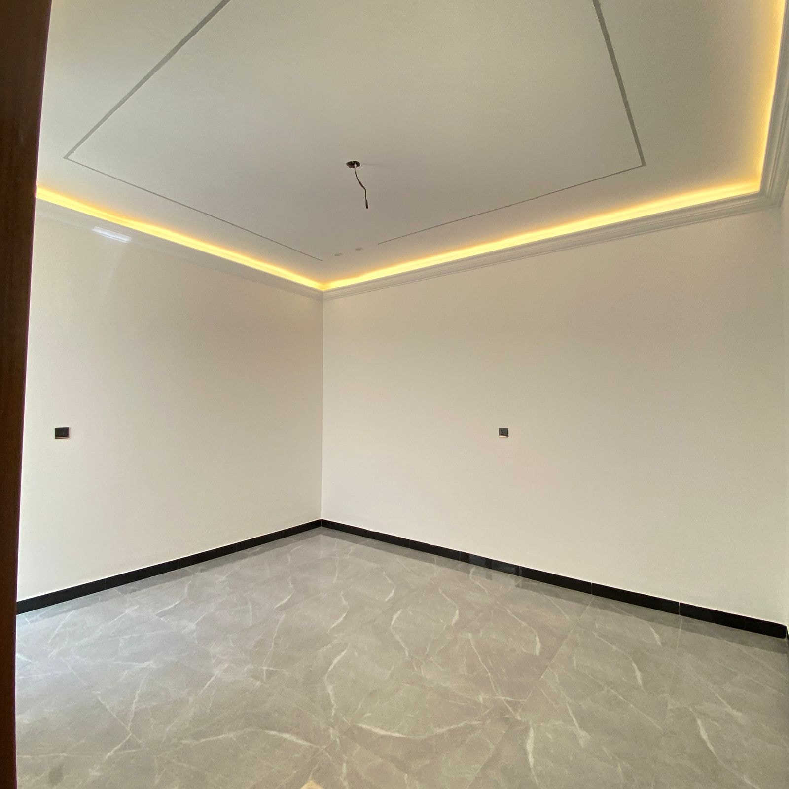 ياألله سلام عليكم
تحفه فنيه بناء بأشراف هندسي مميز... 
مشتمل للبيع مساحه 100م واجهة 5ونزال 20 في حي الجهاد مربع الطائي خلف مصور القسطل مباشرة الفرع الاول خلف التجاري موقع مميز  بناء 2025 زيروو
المحتويات 
غرف نوم عدد 3 
استقبال وهول 
مطبخ كبير 
الأرضيه مرمر تركي
الجدران سيراميك اسباني 
الابواب تركي درجه اولى 
منظومة تبريد كامله 
منظومة كاميرات حديثه
سقوف ثانويه 
ديكوارات وسحبات 
التحويل ثاني يوم من صاحب السند الشرعي 
غير مشمول بقرار ايداع حساب  بلمصرف. 
للاتفسار الاتصال على الارقام التالية ***********
***********
عنوان المكتب بغداد حي الجهاد الشارع التجاري 
ديوان الاصيل قرب كوفي ركن الديوان مكتب المرتضى للعقار يرحب بكم......
