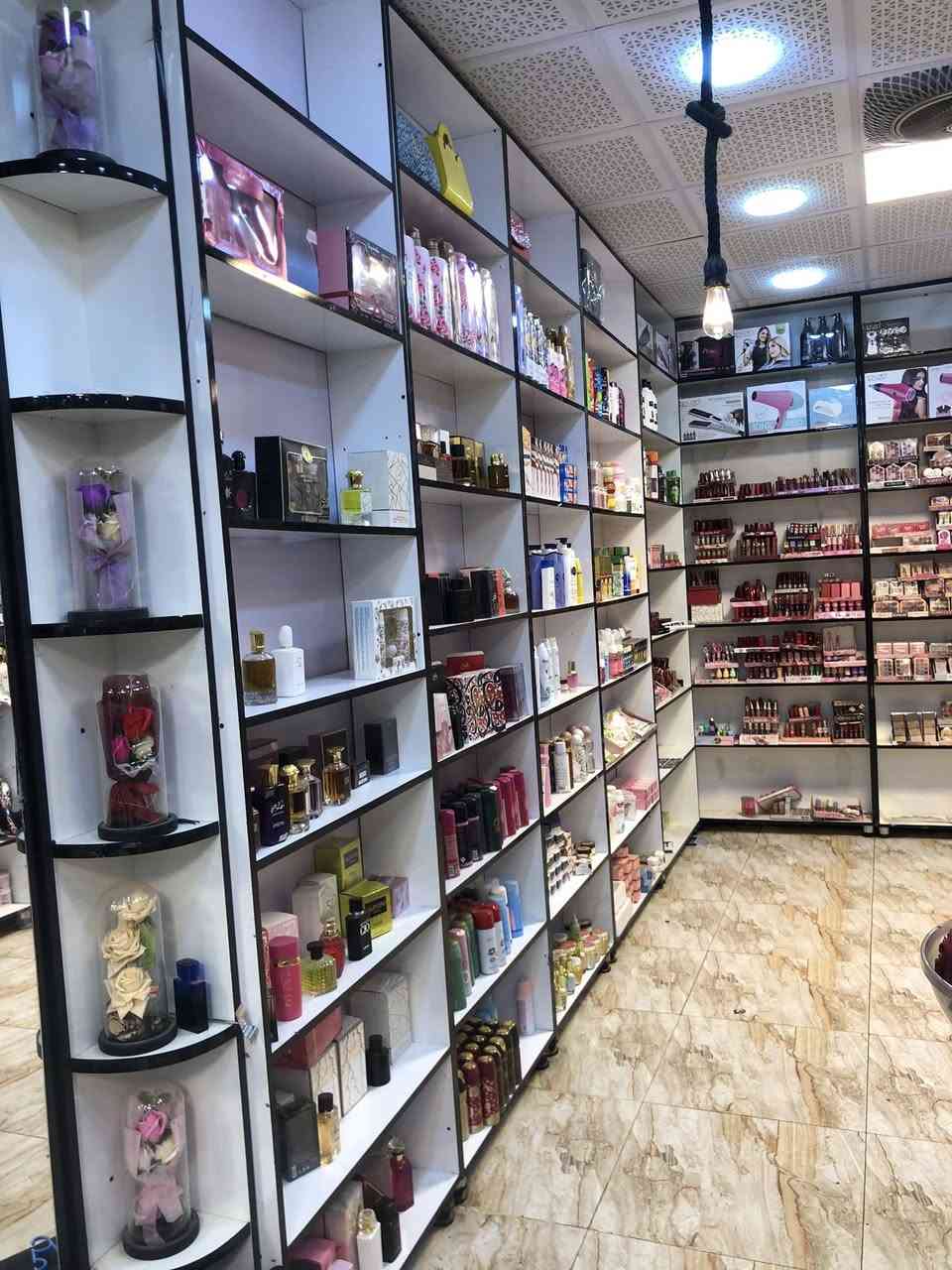 سلام عليكم عندي ديكور للبيع بسعر مناسب للتواصل الاتصال على هذا الرقم مكاني بغداد ***********
