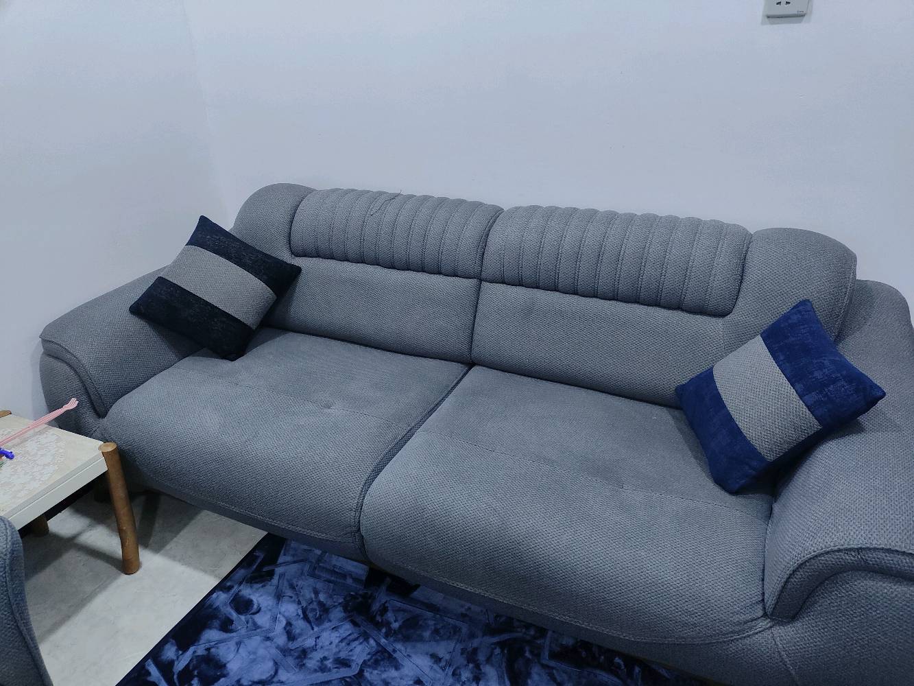 طقم جلوس عصري بحالة ممتازة، مكون من 10 مقاعد المقاعد الكبيرة تتحول إلى سرير السعر مليون ونص 