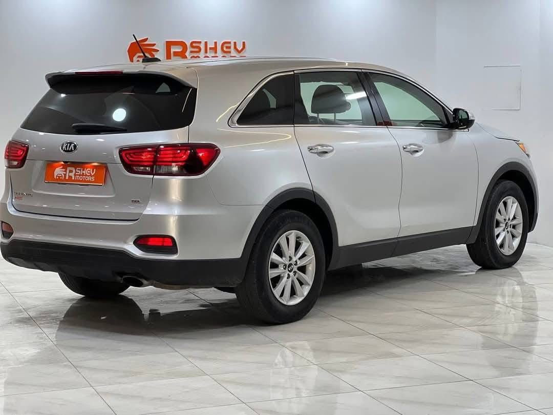 Kia Sorento 2020 clean title
كيا سورينتو 2020 امريكي بدون صبغ وبسعر مناسب كلش
7 راكب .
محرك 4 سلندر  .
مرقمة اربيل رقم جديد  وشرط التحويل  .
بدون صبغ .
السيارة داخل / خارج جديد 
رادار امامي وخلفي  .
#السعر195
رقم شاصي موجود بالصور
***********
