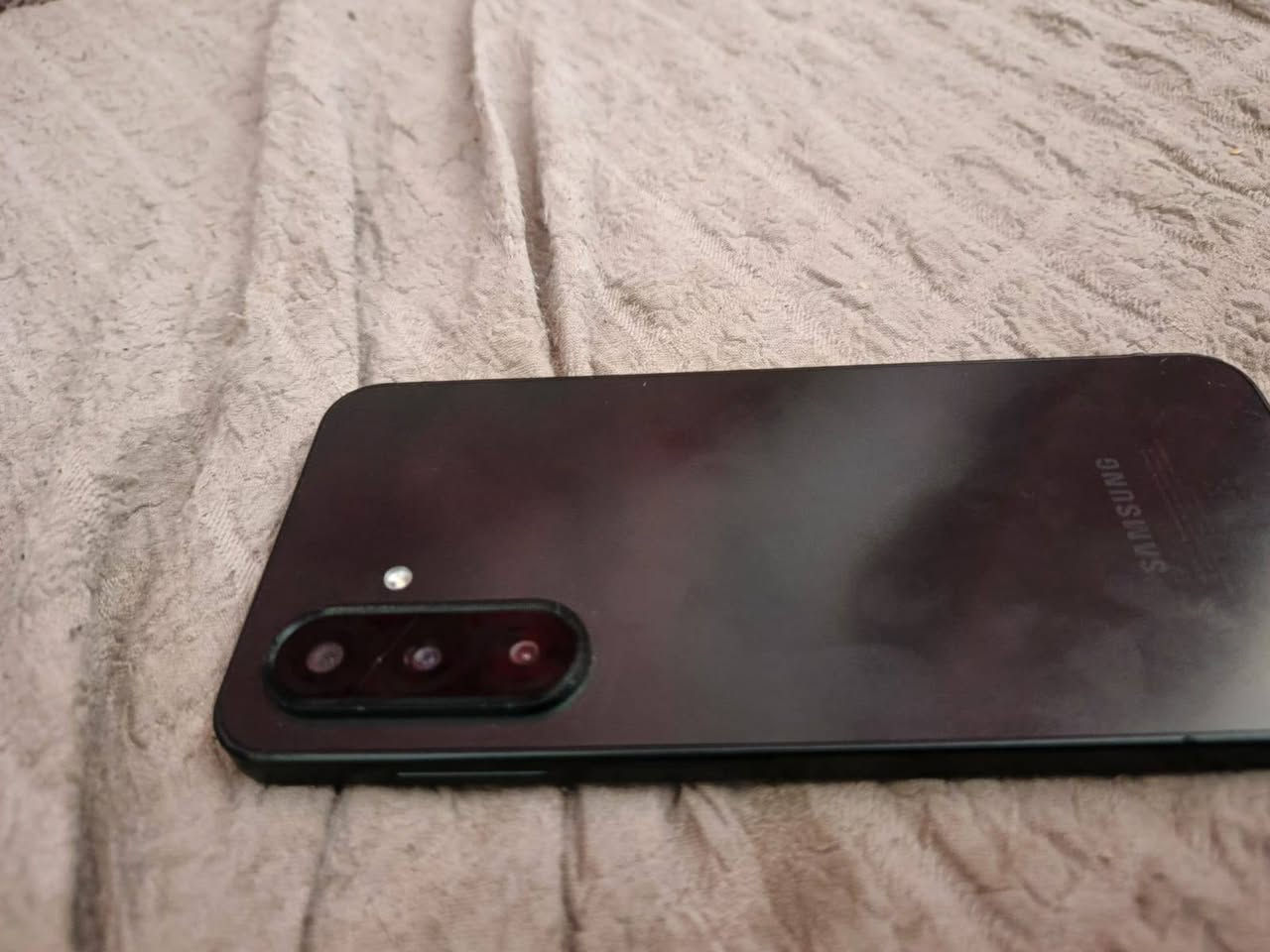 السلام عليكم  جهاز اي 17 مكفول من تصليح ذاكره 128 بوبجي فريم60   حافظه ولزكه  ويا فقط سعر155  مكاني الزعفرانيه  ***********
