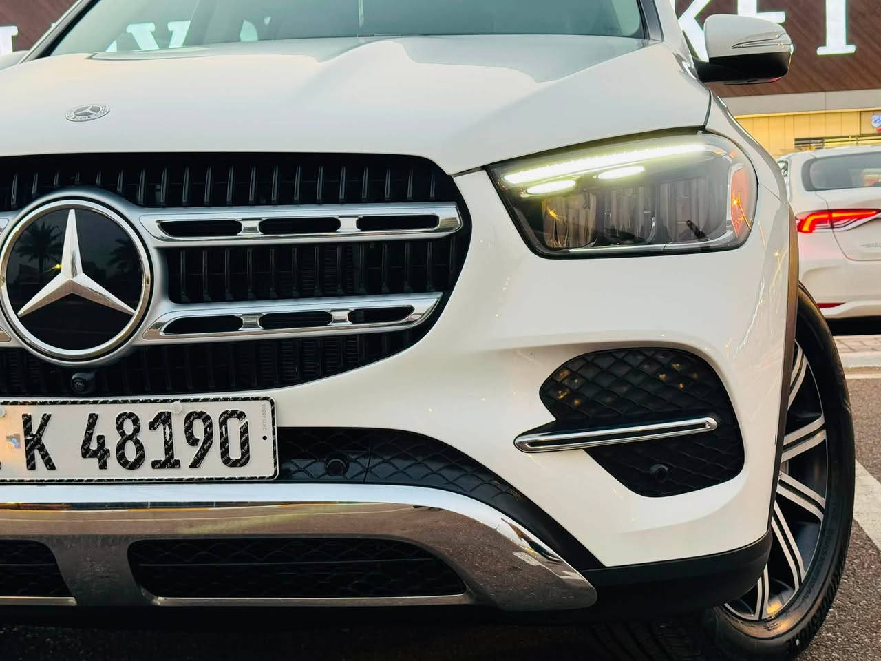 Mercedes Benz Gle 450E 2025
السعر (630) ورقة
وارد امريكي رقم بغداد بأسمي زيرو السيارة بدون ايرباك صور التقرير مرفقة مع المنشور صور امريكا بدون ضرر قوي
حادث السياره تبديل جامه خلفية وتصليح بارد في ثلاث مكانات مساحه كل مكان حوالي ١٠ سم 
مكان السياره بغداد
كفالة من صبغ وضربة وتبديل السيارة بحالة الوكالة ثلاث انضمه 
كهرباء 🔌 بانزين ⛽️ هايبرد 🔋
محرك بنزين: 2.0 لتر، 4 سلندر تيربو.
المحرك الكهربائي (الهجين): نعم، PHEV (Plug-in Hybrid).  
381 حصان
الدفع: رباعي (4MATIC)
المدى الكهربائي (EV): حوالي 100كم تقريباً.  
شحن: يمكن أن تصل إلى 80% في حوالي 20 دقيقة
فتحة شاشة كبيره داخل بيجي تبريد تدفئة كشنات 
للاستفسار الاتصال على الرقم 📞  متوفر اتصال + واتساب 
***********
+40736825077 
واتساب
