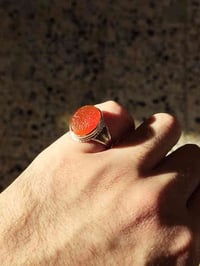 خاتم عقيق يماني لون زعفران – خنصر خاتم فضة مختومة، شغل يدوي نظيف. الحج...