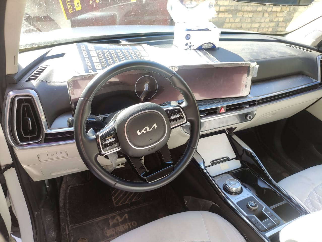 كيا سورنتو 2025 محرك ستة سلندر  3500 وارد خليجي رقم بغداد ماشية 18 الف كيلو
مواصفاتهه كثيرة ما اعرف بيهن بس الظاهر راح اذكرة
حساسات امامي وخلفي
كشن السائق والراكب كهربائي
مري شفط وصندوق كهربائي
كامرات عدد اثنين
ويل عشرين وداتاشو واوتو هولد
والكثير من المودات بالشاشة ما اعرف بيهن 
السيارة اخذتهه بالمراوس لذلك معلوماتي بالسورنتو بسيطة 
نتيجة الفحص بيهه بابين مبدلات شركة نفس اللون جهة العبري اثر حادث جانبي
السيارة مكفولة من الصبغ والبارد 
السعر ثلاث شدات غير قابل للتفاوض وخير الكلام ما قل ودل
السيارة موجودة بالبصرة اي استفسار اتصل 
اتصال وواتساب   ***********
اتصال فقط.    ***********
