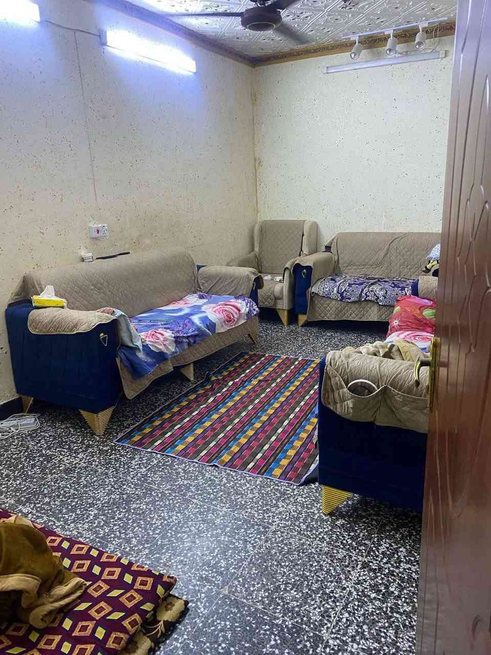 دار للبيع المساحه 80متر
الواجهه 8متر
غرفتين وستقبال وحمام ومنور وبيتونه 
موقع الدار طليطله 
استفسار ***********
