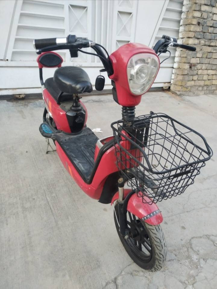 السلام عليكم
دراجه شحنه حجم 14 نضيفه وكامله 
4 بطاريات وياه شاحنه الاصليه 

السعر 190 الف 
العنوان بغداد الامين 
رقم ***********
