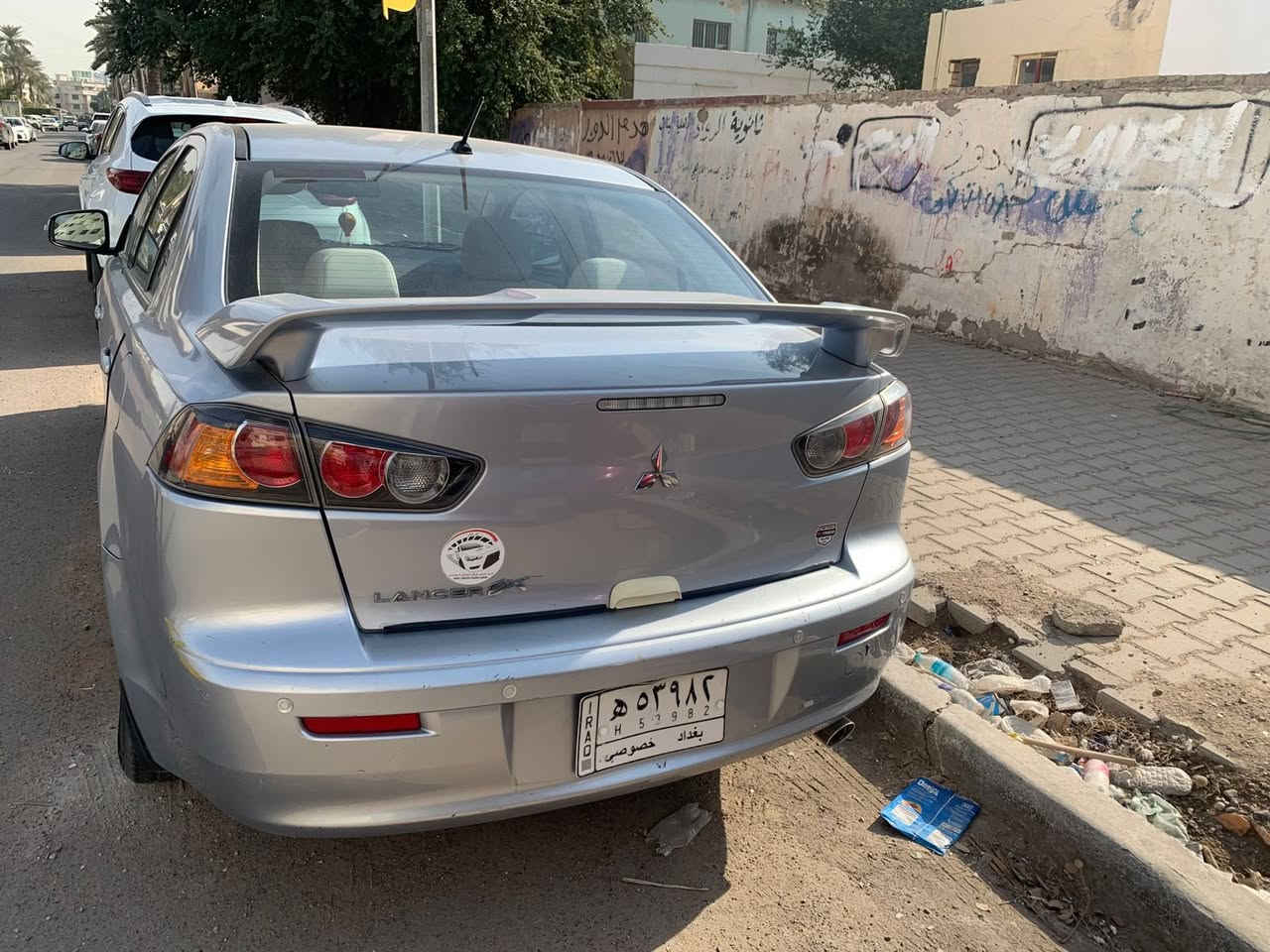 لانسر قرش موديل ٢٠١٦ استلام شركة 
بيها ضربه بين البابتين وشخوط موضح بالصور  
المراية الجانبية طكت القاعدة بس وبدلتها كلها والاصلية موجودة

ماشية ٤٦ الف قابل للزيادة 

السيارة ميحتاج واحد يسولف عليها 

كير محرك تبريد شغال وبحاله جيدة جدا

السنوية منتهية  

السعر  ١٠٥ وبيها مجال
مكاني الاعظمية 

***********
