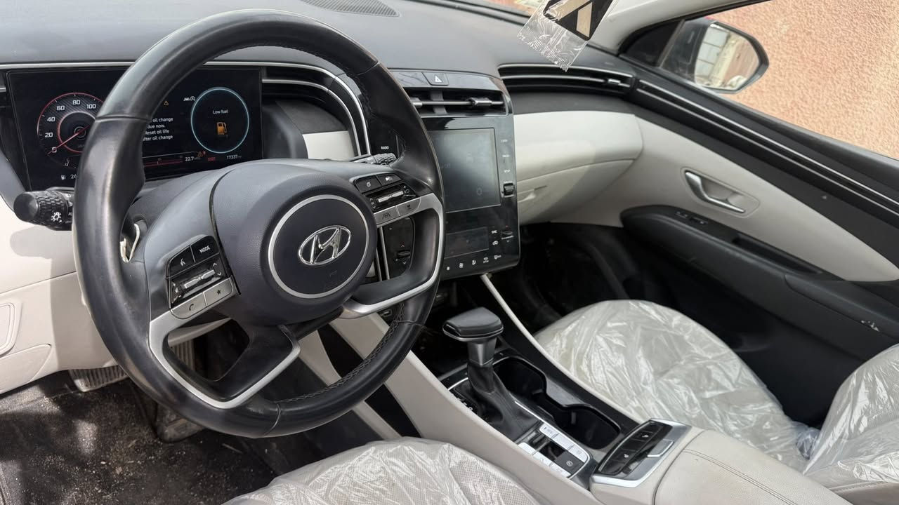 السلام عليكم توسان للبيع موديل 2023 دخول جديد بسمي تترقم اربيل ماشيه 17الف محرك 2500 سياره جديده فول الاخير  حادث تبديل جاملق فقط ربع البنيد صبغ الهاتف *********** مكاني حله
