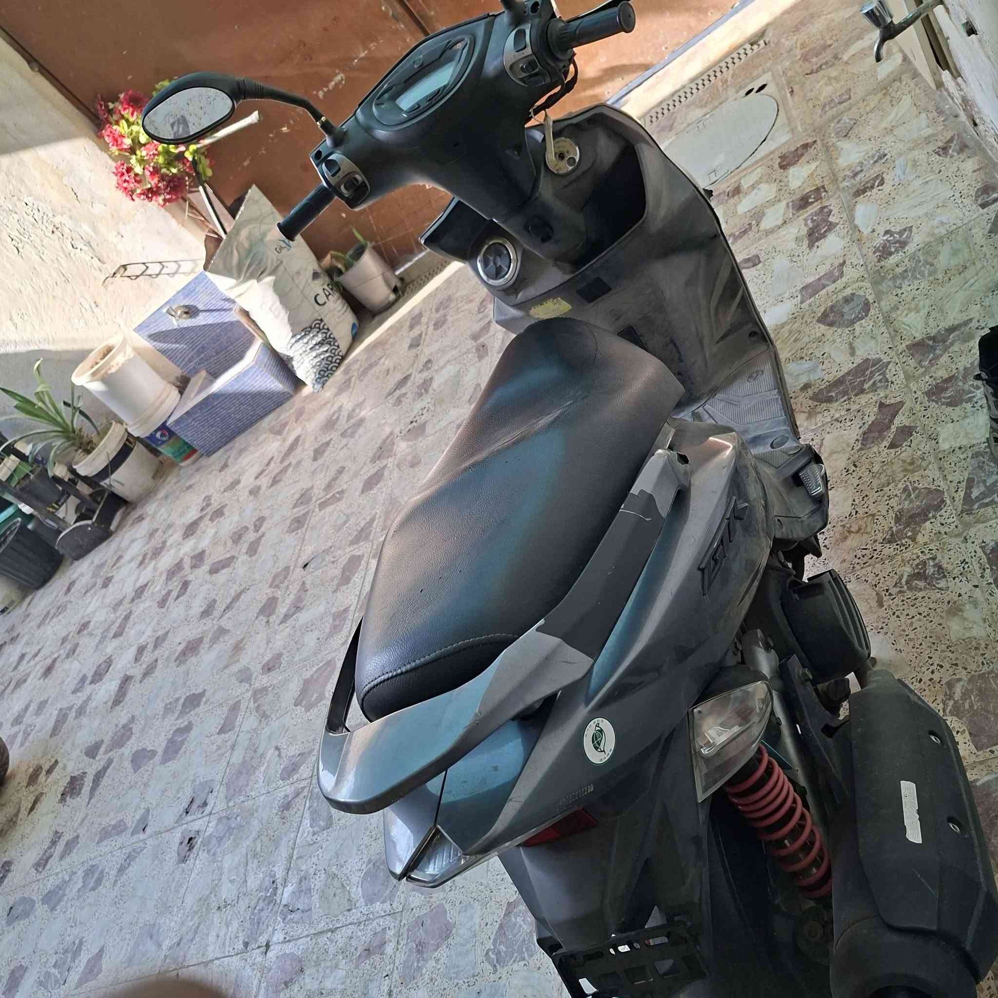 دراجة gtr
لون فيلي 
مكينة نضيفة 
كفرات عليهن ملاحضات بسيطة 
رايدهة ب950وبيهة مجال
مكاني بغداد مدينة الصدر 
***********
