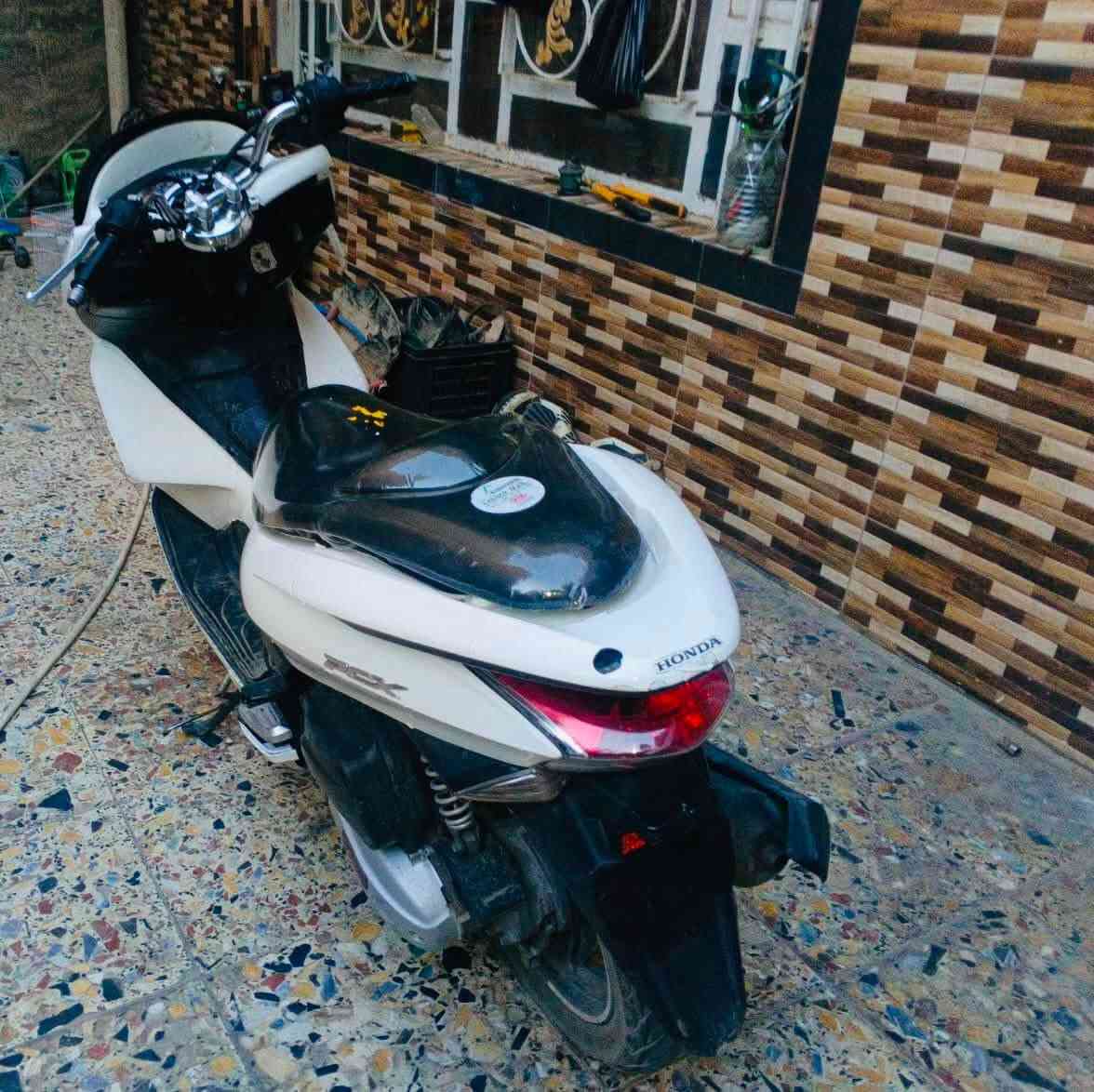 دراجه pcx نضيفه بدون نقص سعر ٩٠٠ مكان بغداد الجديده موبايل ‭***********‬
