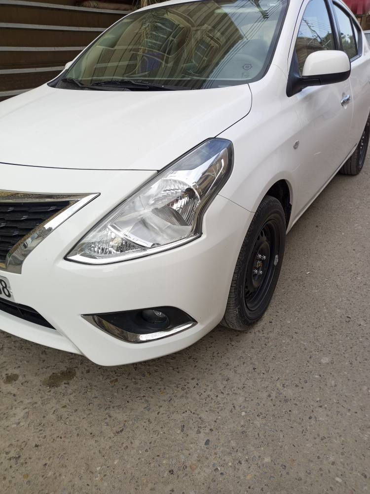 سلام عليكم نيسان صني هندي بليتة زركه 2024 ماشيه 13 الف قابل للزيادة سيارة كفالة كير محرك حدادية كلشي كفاله بس بيهه الضرر الموضح بالصورة مدگر خلفي وشويه من الباب، سنوية السيارة تنتهي نهاية 2029، مدوشمة من الداخل وكاملة

السعر 125 وبي مجال 
واتساب:*********** البصرة, العراق
