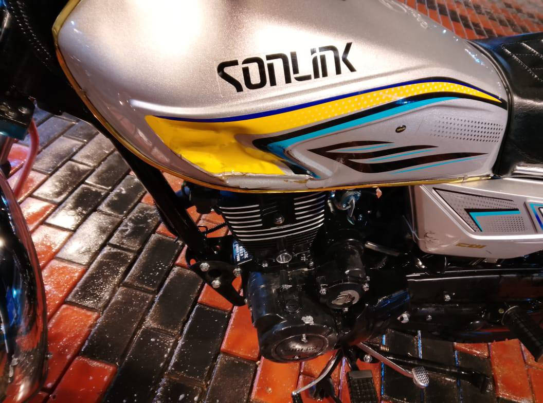 سلام عليكم دراجه سونك إيراني موديل 2025 حجم مكينه 200 دراجه صاره شهر من نازله من رمبه دراجه تخبل  تشغيل عن بعد بيه سويجين وبصمه بس،بيه هاي ضربه صغير بل تانكي للبيع سعر 850 مكاني الاعضميه رقم***********
