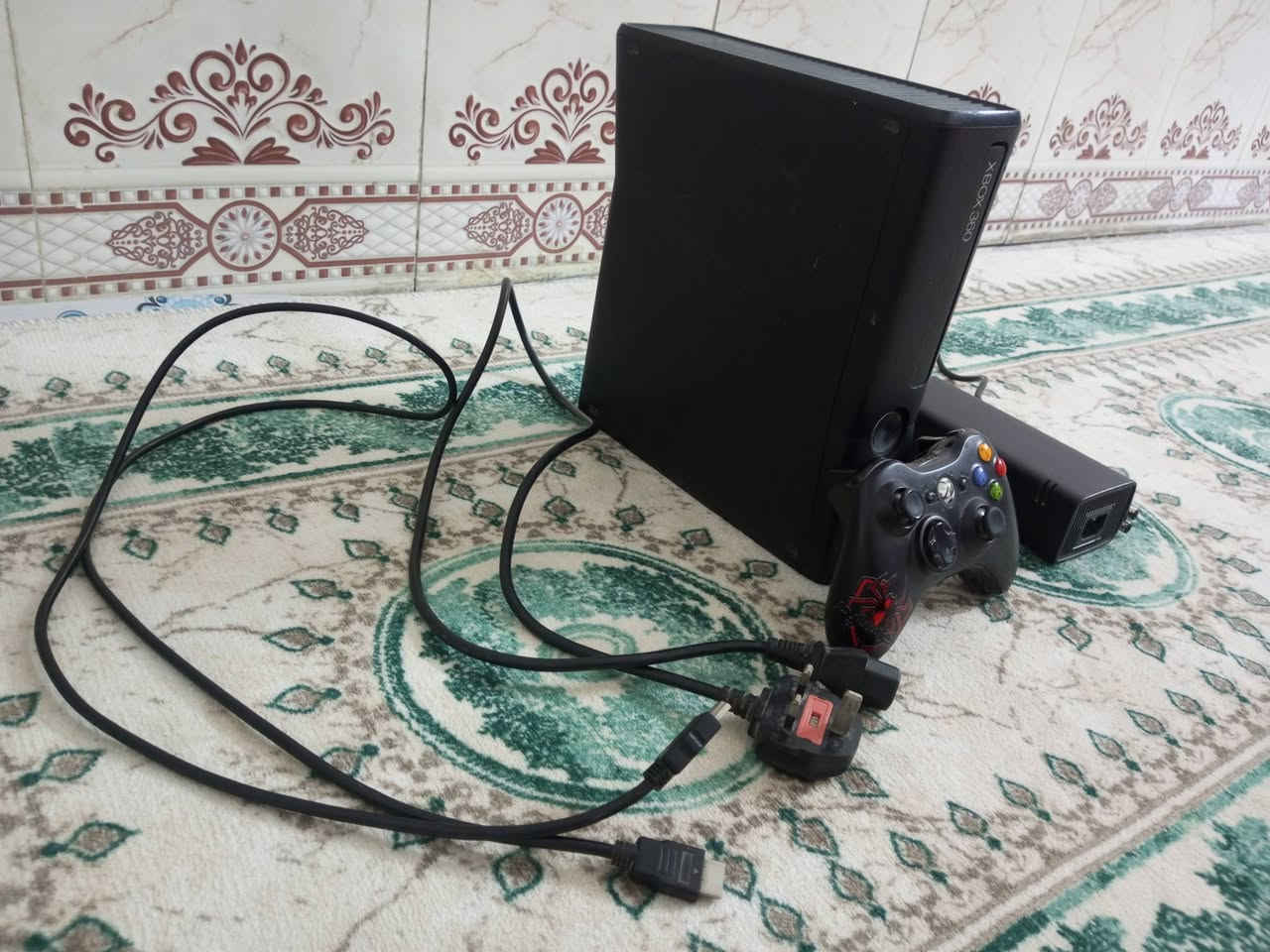 سلام عليكم
اكس بوكس 360 الجهاز نظيف و مرتب كلش وكلش حلو و سلس بل لعب و يحتوي على اكثر من 40 لعبه من تصنيف السيارات و الحرب و العملاء و القتال و الجواسيس الجهاز نظيف نظافه حلوه وكلشي ويا اصلي 100/100
سعره 120 وبي مجال 
مكاني البصره المعقل  
للتواصل ***********
