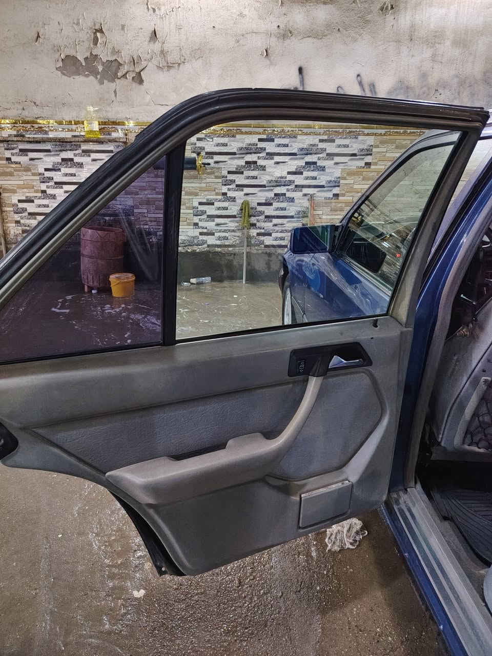 السلام عليكم ورحمة الله وبركاته
سيارة مرسيدس دب موديل ٨٩ قبق اسود بلادي ٣٠٠
السيارة صورها كدامك وتجي تشوفها.
غرفة كهربائية جيدة كاملة.
رقمها بغداد سنوية ٢٩.
مكان السيارة العمارة ميسان
السعر مالتها ٥٥ ورقة.
رقم الهاتف
***********
***********
