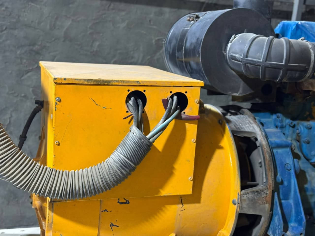 مولدة بيركنز 2300 ستندر كامله للبيع للاستفسار يرجى التواصل على الرقم الآتي ‭0773 623 0030‬
